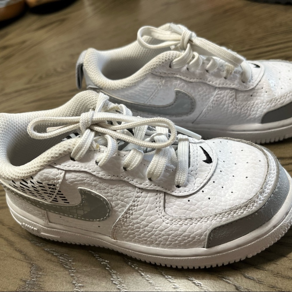 Nike kids size 9c . Unisex